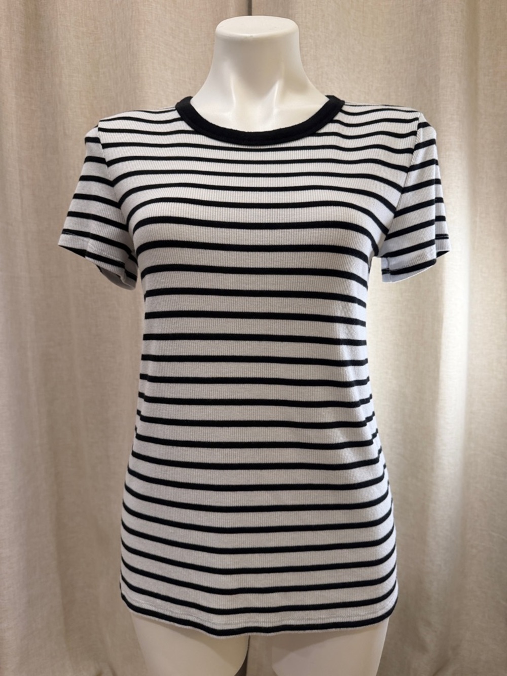 Old Navy Black and White Striped Ribbed Short Sleeve Shirt - M